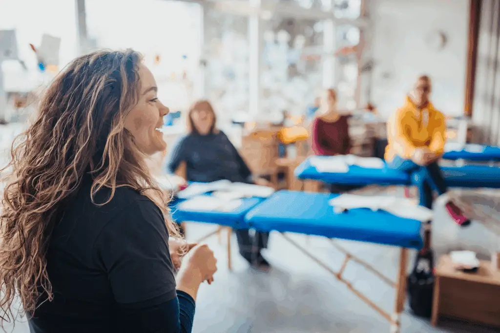 Claudia, Gründerin der Awesome Academy bei einem Vortrag vor Teilnehmern auf einem Seminar für Reflexintegration