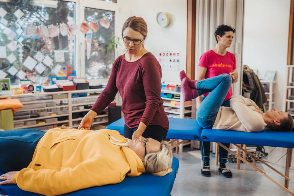 Seminarteilenehmer bei den praktischen Übungen. Vier Frauen die praktische Übungen durchführen