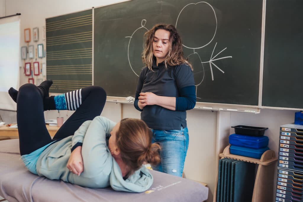 Claudia in einem Seminar bei einer Übung mit einer Teilnehmerin
