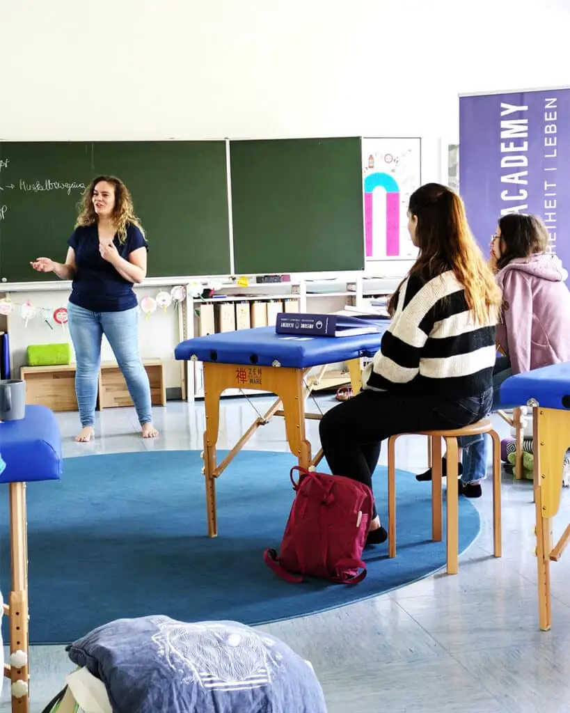 Claudia bei einem Seminar in einem Schulungsraum vor Publikum
