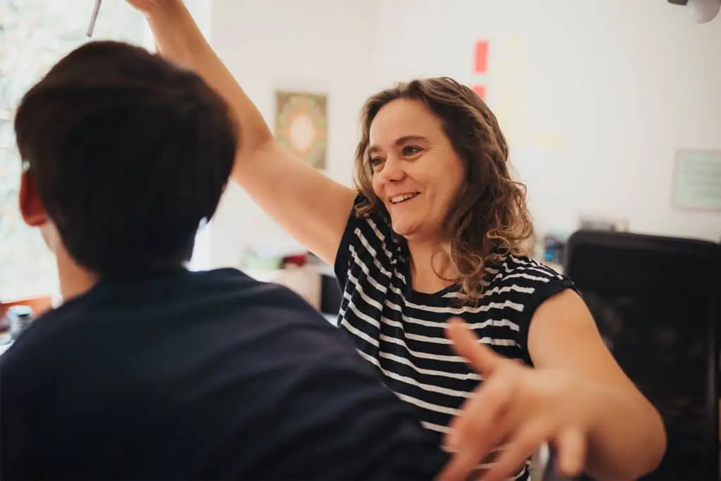 Reflexintegrationstrainerin Claudia Hannemann bei einer aktiven Übung mit einem Kind – AAIM Reflexintegrationstraining zur Unterstützung bei ADHS-Symptomen und frühkindlichen Reflexen.