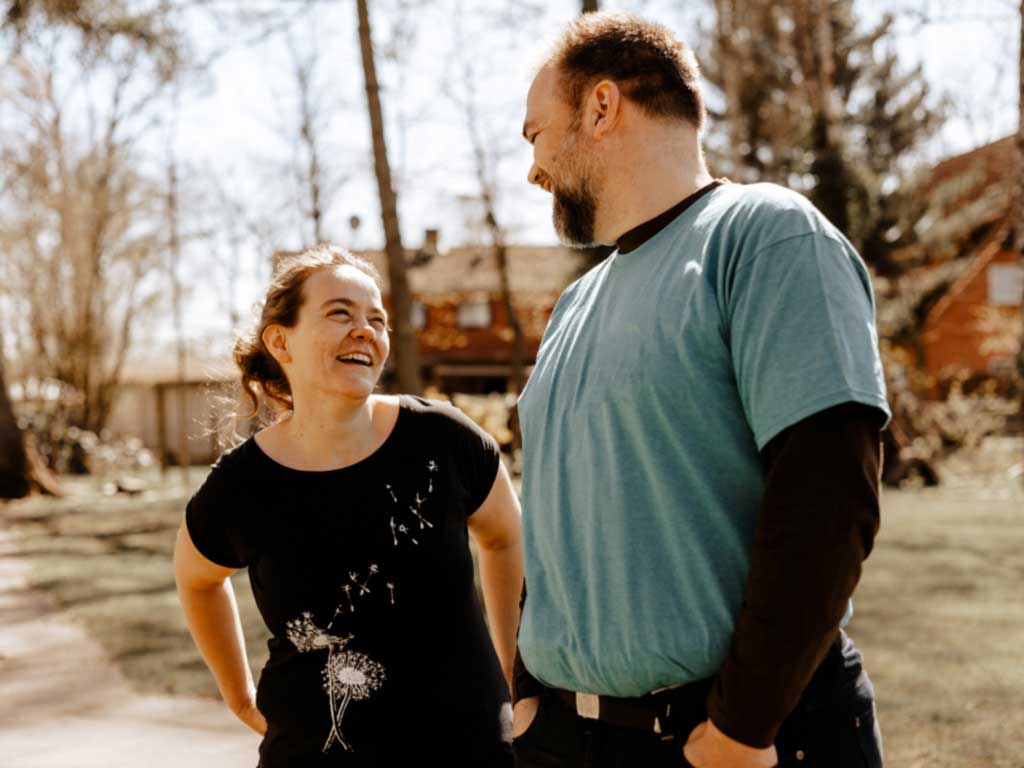 Sören und Claudia, Gründer der Awesome Academy draussen lächelnd