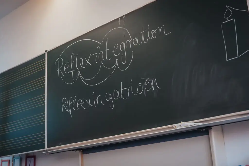 Tafel mit "Reflexintegration" Überschrift