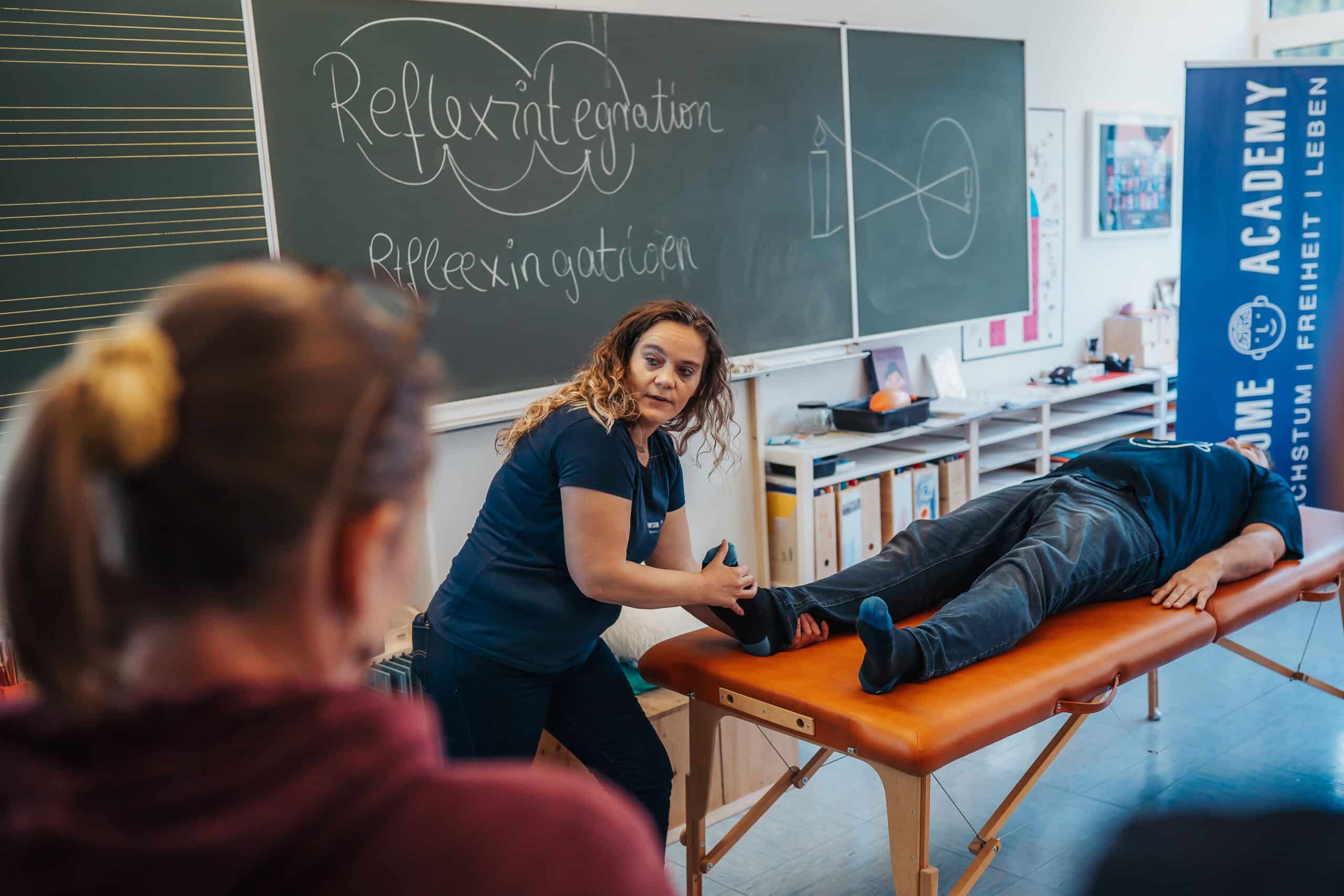Claudia mit einer Teilnehmerin bei einer praktischen Übung