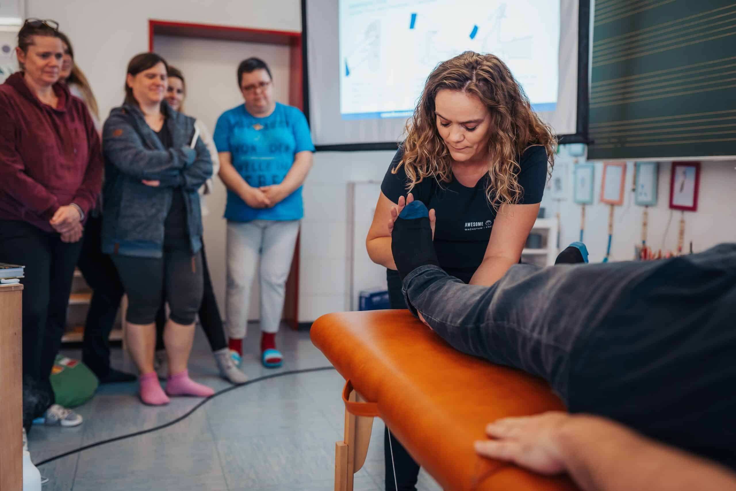 Claudia mit einer Teilnehmerin bei einer praktischen Übung