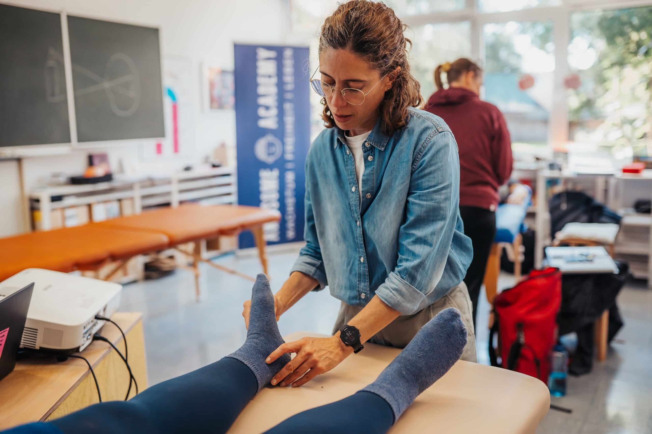 Teilnehmer üben eine Reflexintegrationstechnik zu zweit