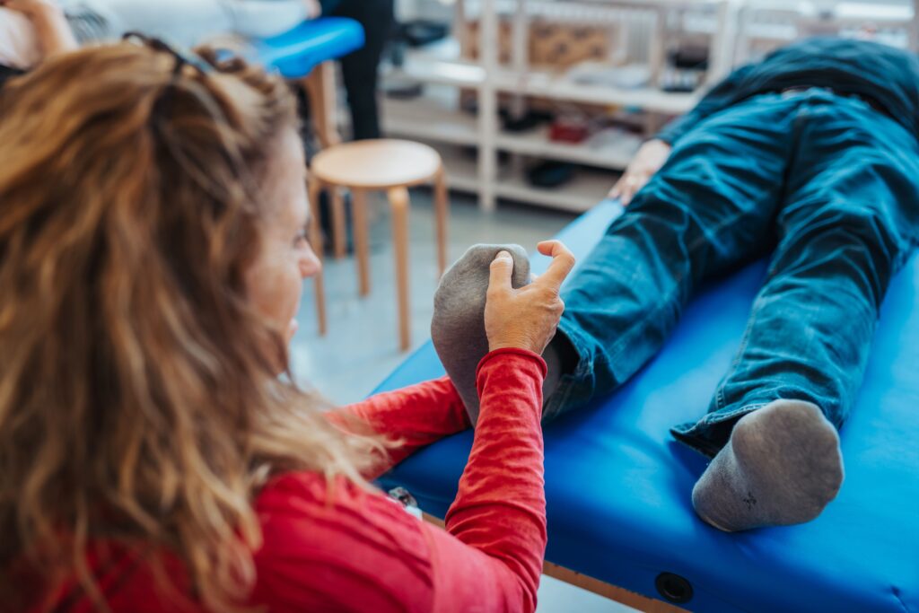 Teilnehmer üben eine Reflexintegrationstechnik zu zweit