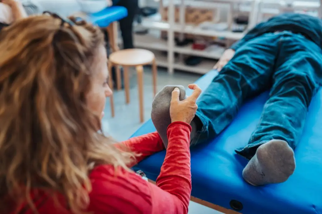 Teilnehmer üben eine Reflexintegrationstechnik zu zweit