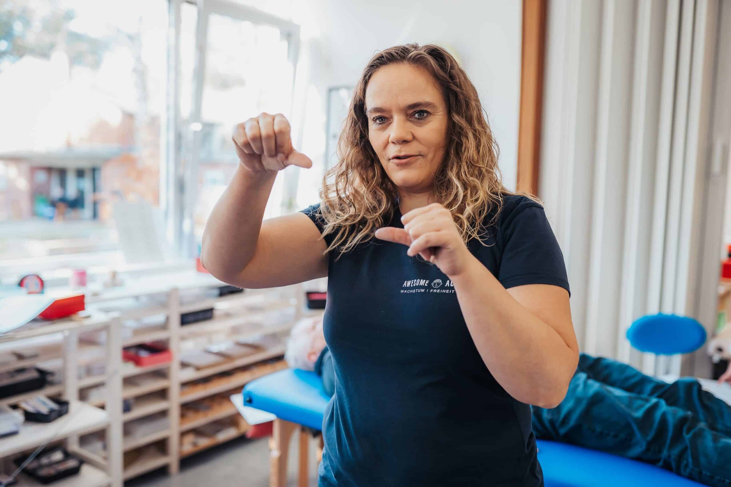 Seminarleiter demonstriert eine motorische Übung zur Reflexaktivierung