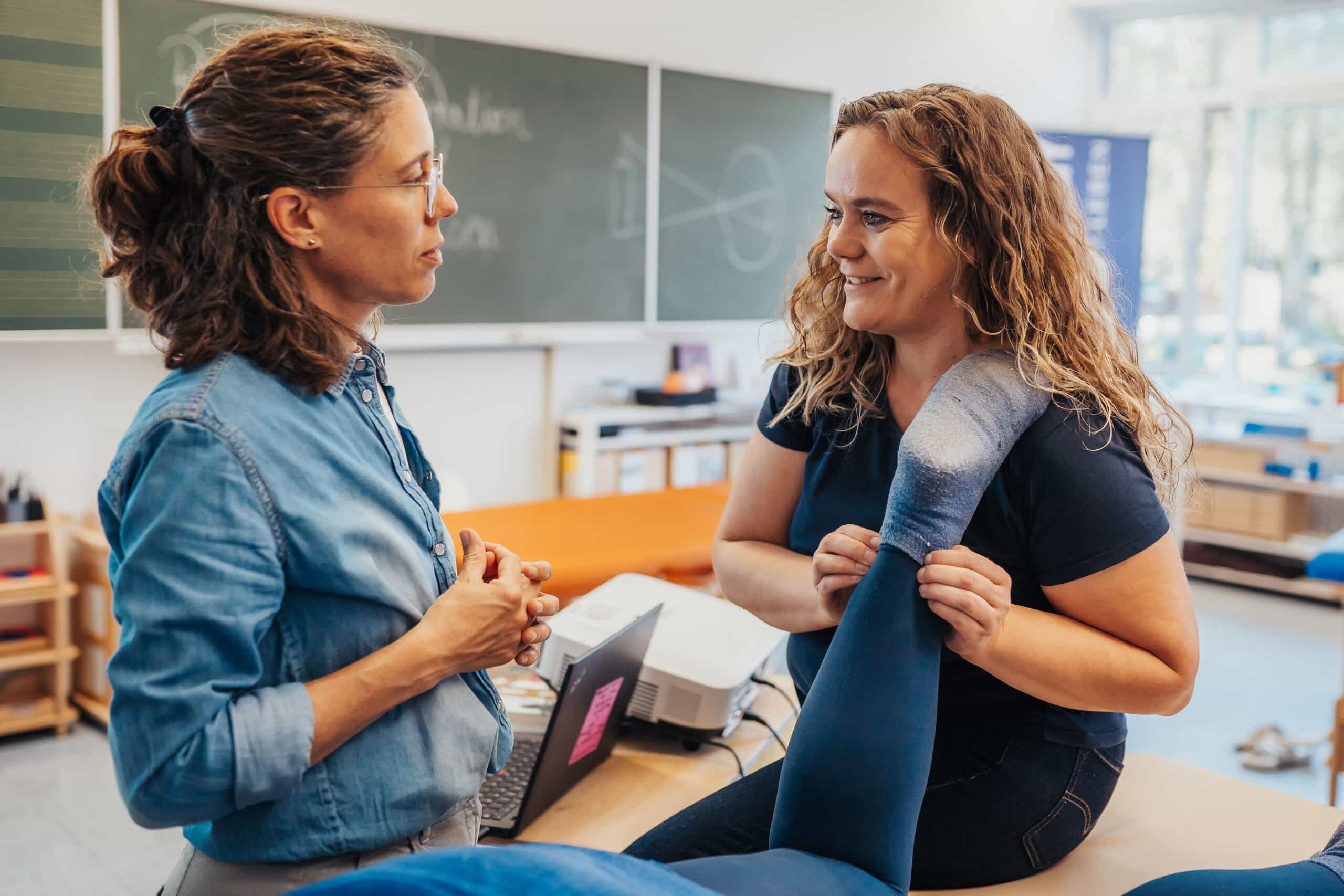 Seminarleiter demonstriert eine motorische Übung zur Reflexaktivierung
