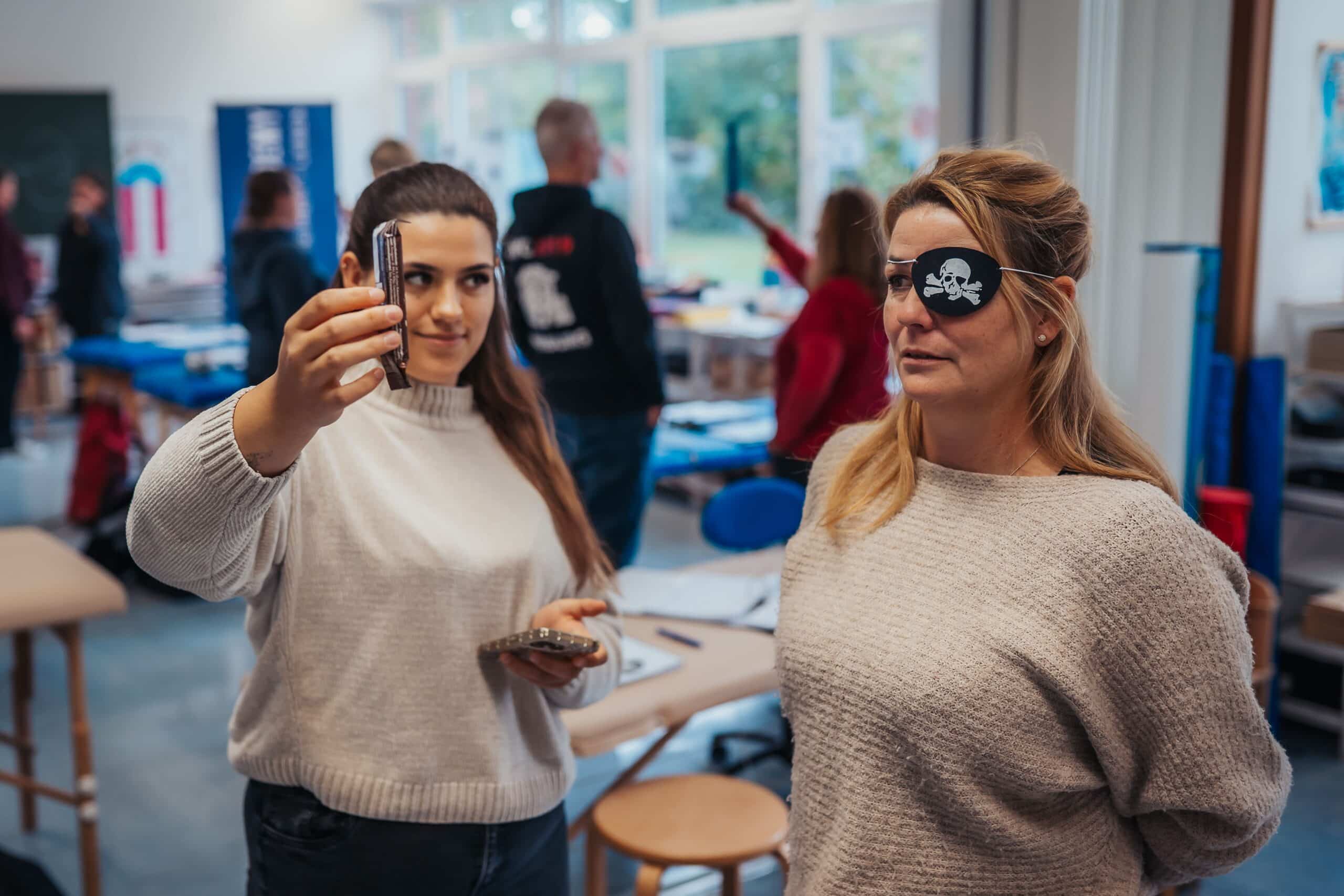 Teilnehmer üben eine Reflexintegrationstechnik zu zweit