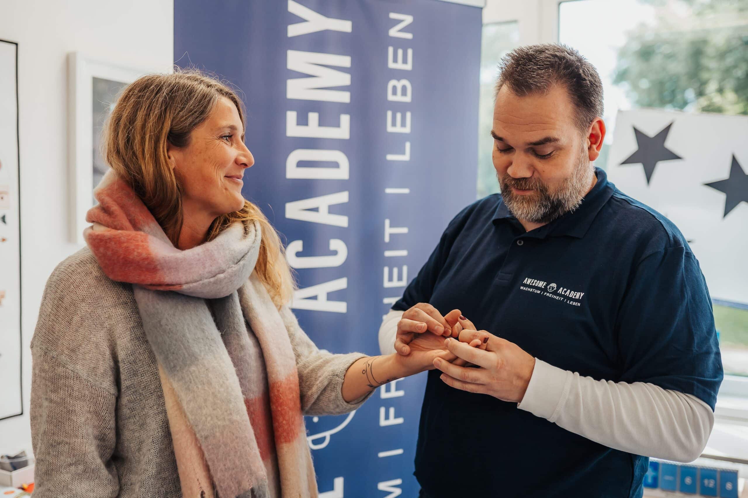 Sören mit einer Seminarteilnehmerin bei einer Mikronährstoffübung