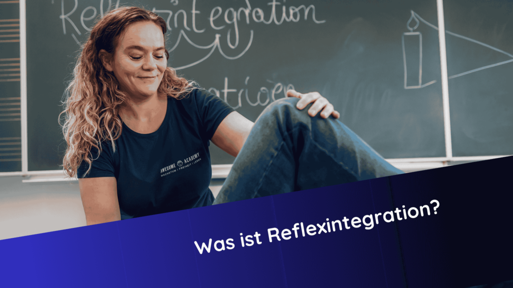 Claudia Hannemann, Reflexintegrationstrainerin und Gründerin der Awesome Academy, sitzt lächelnd vor einer Tafel, auf der ‚Reflexintegration‘ steht. Sie hält das Bein eines Kindes in einer Übungsposition.