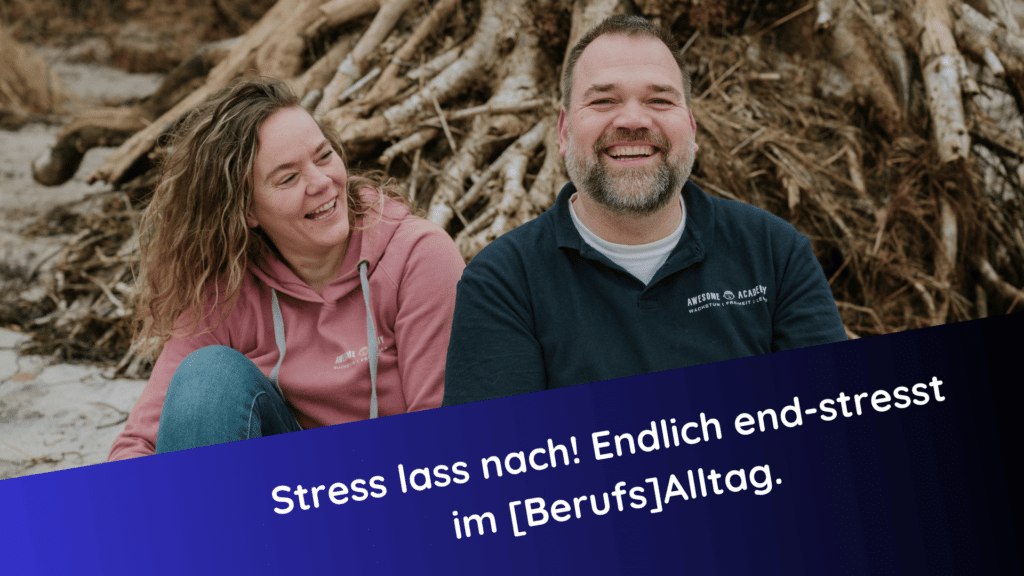 Claudia Hannemann und Sören Doll, Gründer der Awesome Academy und Reflexintgerationstrainer, sitzen entspannt am Strand und lachen miteinander. Das Bild vermittelt Gelassenheit, Verbindung und Stressfreiheit im Alltag.