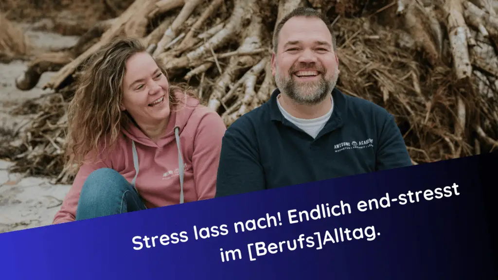 Claudia Hannemann und Sören Doll, Gründer der Awesome Academy und Reflexintgerationstrainer, sitzen entspannt am Strand und lachen miteinander. Das Bild vermittelt Gelassenheit, Verbindung und Stressfreiheit im Alltag.
