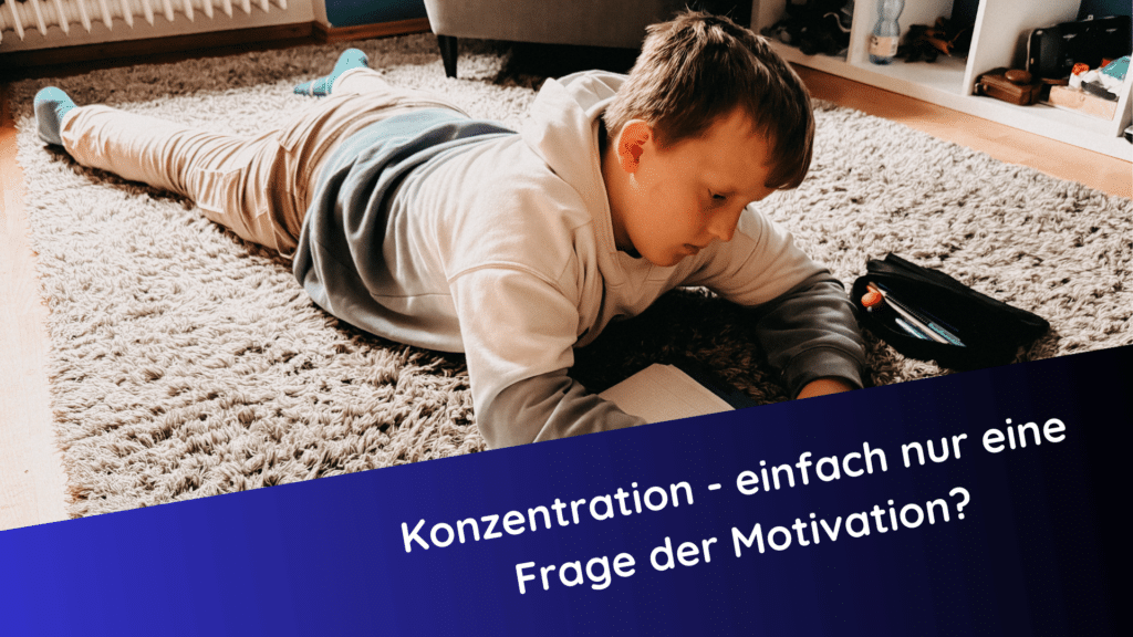 Ein Schulkind liegt bäuchlings auf einem Teppich und macht konzentriert Hausaufgaben. Daneben liegt ein Mäppchen. Im Bild ist der Text „Konzentration – einfach nur eine Frage der Motivation?“ eingeblendet.
