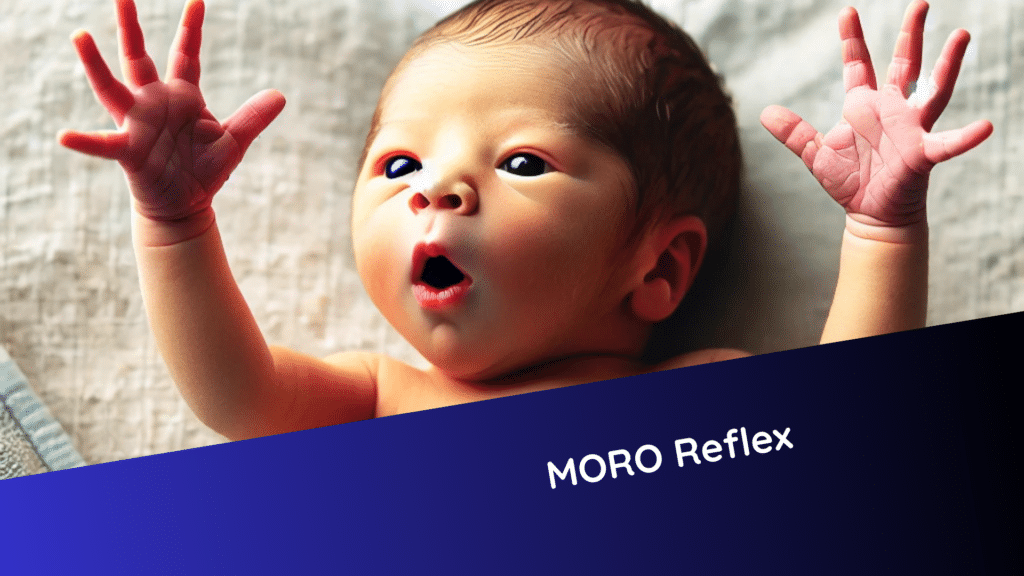 Ein neugeborenes Baby liegt auf dem Rücken und zeigt den Moro-Reflex. Die Arme sind erschrocken nach außen gestreckt, die Finger gespreizt, der Mund leicht geöffnet – typische Reaktion auf einen plötzlichen Reiz.