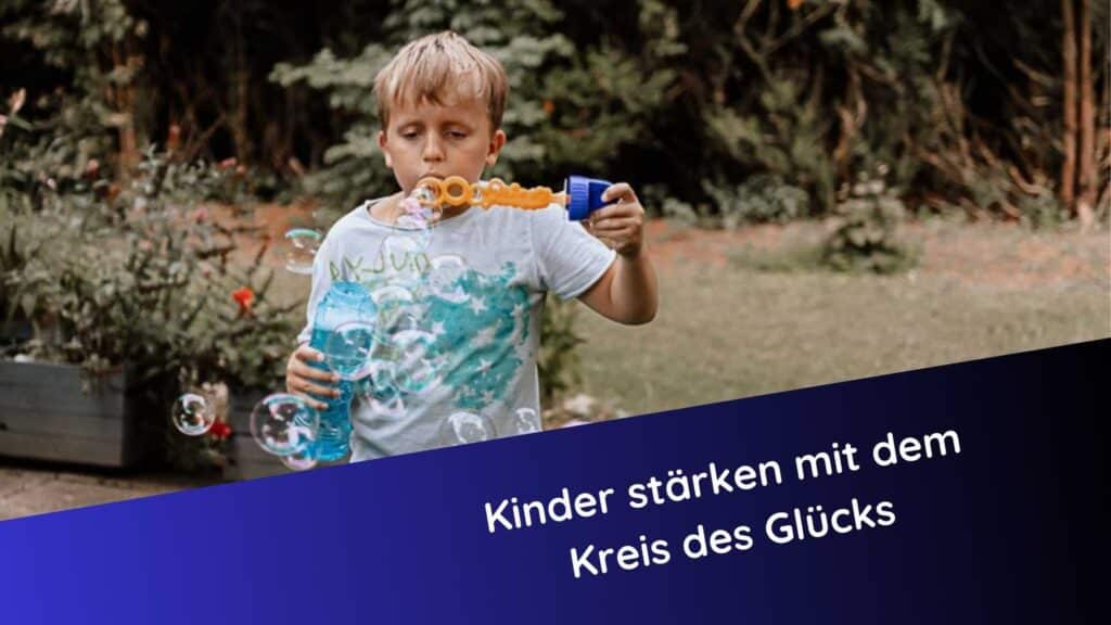 Junge pustet Seifenblasen im Garten – Symbolbild für Leichtigkeit, Freude und die Methode ‚Kreis des Glücks‘ zur Stärkung von Kindern.