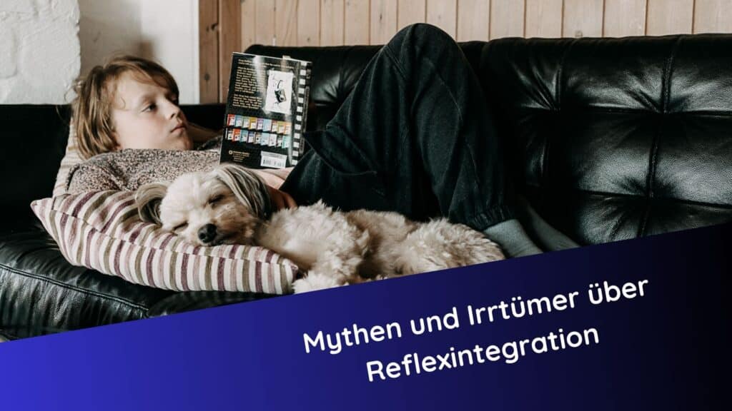 Kind liegt entspannt auf einem schwarzen Ledersofa, liest ein Buch, ein kleiner weißer Hund schläft neben ihm auf einem gestreiften Kissen. Text im Bild: „Mythen und Irrtümer über Reflexintegration“.