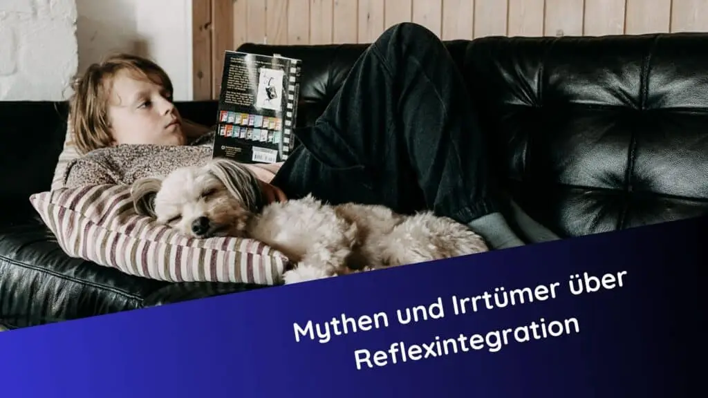 Kind liegt entspannt auf einem schwarzen Ledersofa, liest ein Buch, ein kleiner weißer Hund schläft neben ihm auf einem gestreiften Kissen. Text im Bild: „Mythen und Irrtümer über Reflexintegration“.