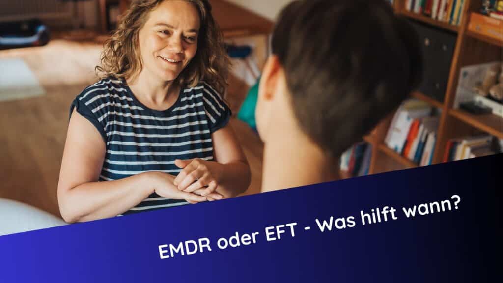 Claudia Hannemann, Gründerin der Awesome Academy in gestreiftem Shirt führt ein freundliches Gespräch mit einer anderen Person in gemütlicher, buchreicher Umgebung. Text im Bild: EMDR oder EFT – Was hilft wann?