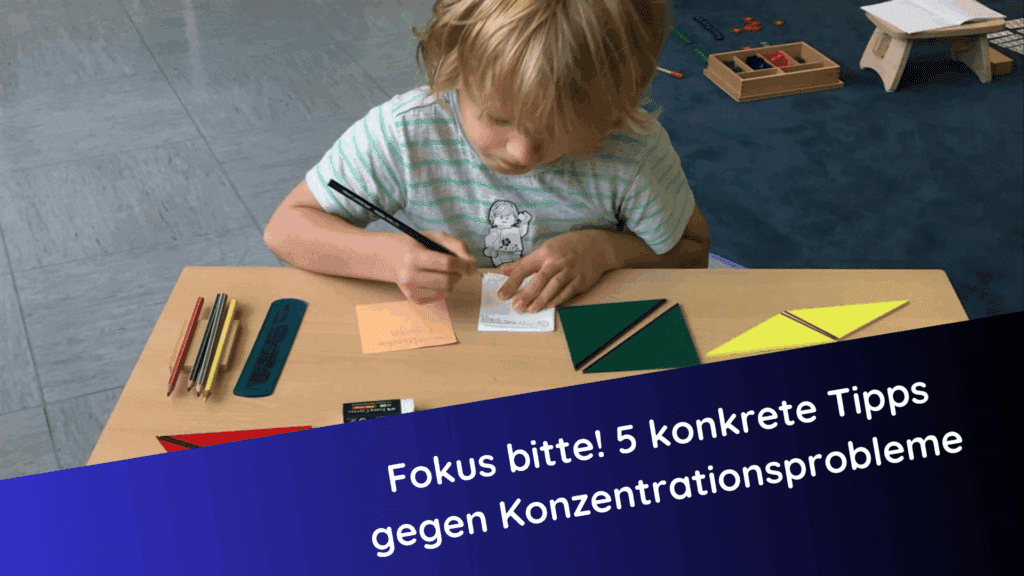 Kind sitzt konzentriert an einem Tisch und schreibt, umgeben von Schulmaterialien. Text im Bild: Fokus bitte! 5 konkrete Tipps gegen Konzentrationsprobleme