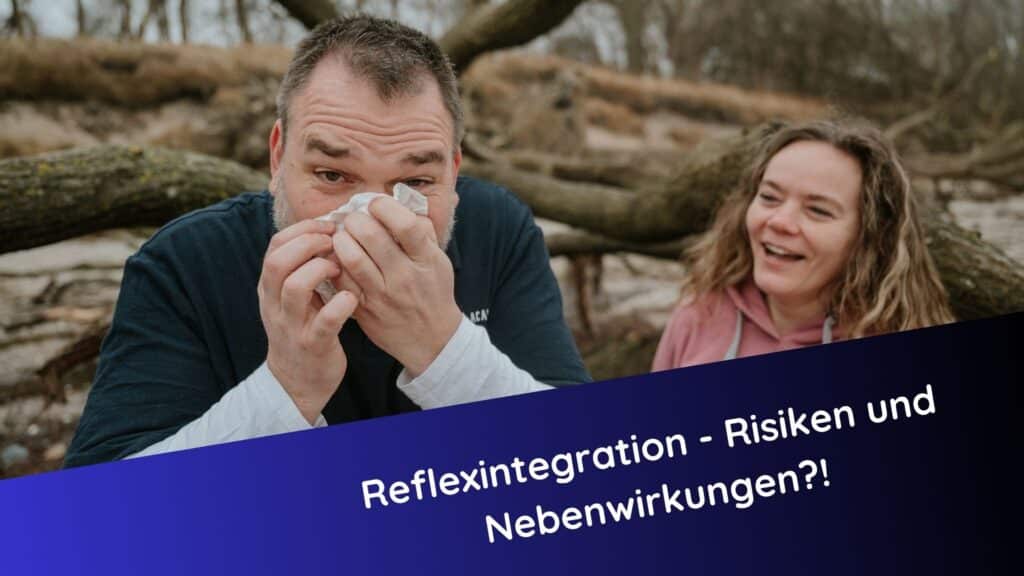Ein Mann mit Taschentuch im Gesicht wirkt emotional berührt, während eine Frau daneben herzlich lacht – im Hintergrund eine natürliche Umgebung. Text im Bild: ‚Reflexintegration – Risiken und Nebenwirkungen?!