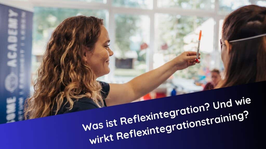 Trainerin zeigt Reflexübung mit Stift – Reflexintegrationstraining für Kinder und Erwachsene erklärt