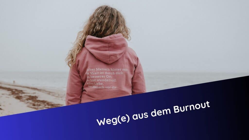 Frau mit dem Rücken zur Kamera steht am Meer – Symbolbild für Erschöpfung und Neuanfang auf dem Weg aus dem Burnout