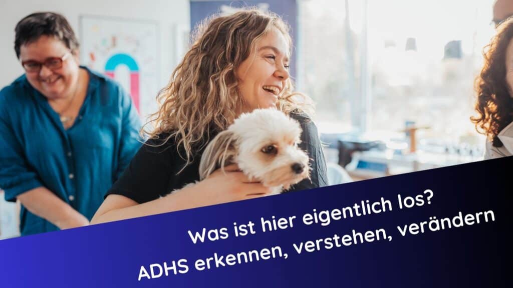 Claudia Hannemann, Gründerin der Awesome Academy und Reflexintegrationstrainerin steht lachend im Vordergrund. Auf dem Arm hält sie ihren Schul- und Therapiehund, im Hintergrund sind weitere Personen – Textbanner: ‚Was ist hier eigentlich los? ADHS erkennen, verstehen, verändern‘