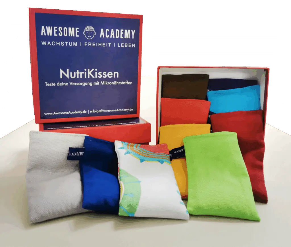 Rote Box aus festem Karton, offen mit Blick auf die darin enthaltenen Kissen zum Testen der Mikronährstoffversorgung.