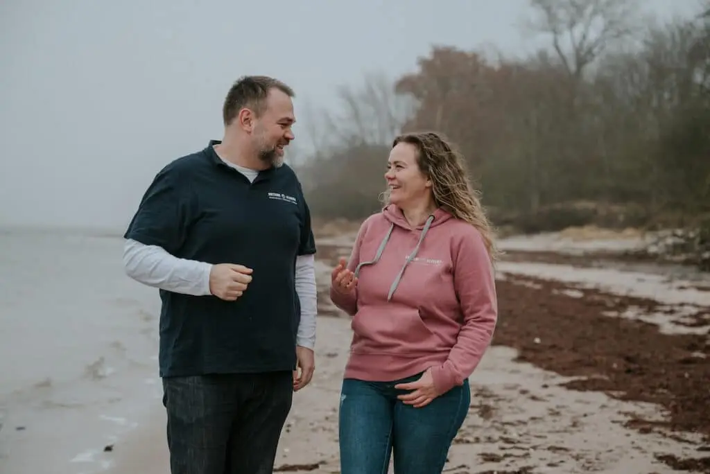Sören und Claudia beim neue Ideen formulieren, was am Strand viel windiger von der Hand geht.