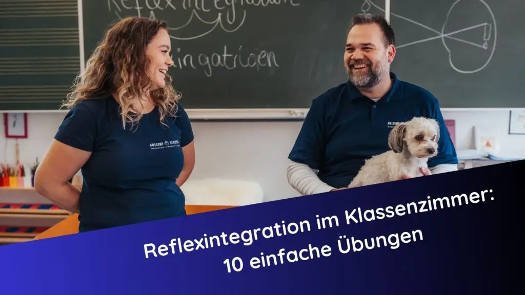 Claudia Hannemann und Sören Doll - Gründer der Awesome Academy - stehen im Klassenraum einer Schule. Der Titel des Reflexopediabeitrags "Reflexintegration in der Schule: 10 wirksame Übungen für mehr Fokus im Unterricht" wird eingeblendet.