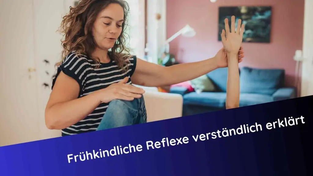 Reflexintegrationstrainerin Claudia Hannemann begleitet eine Bewegungsübung zur Integration frühkindlicher Reflexe bei einem Kind