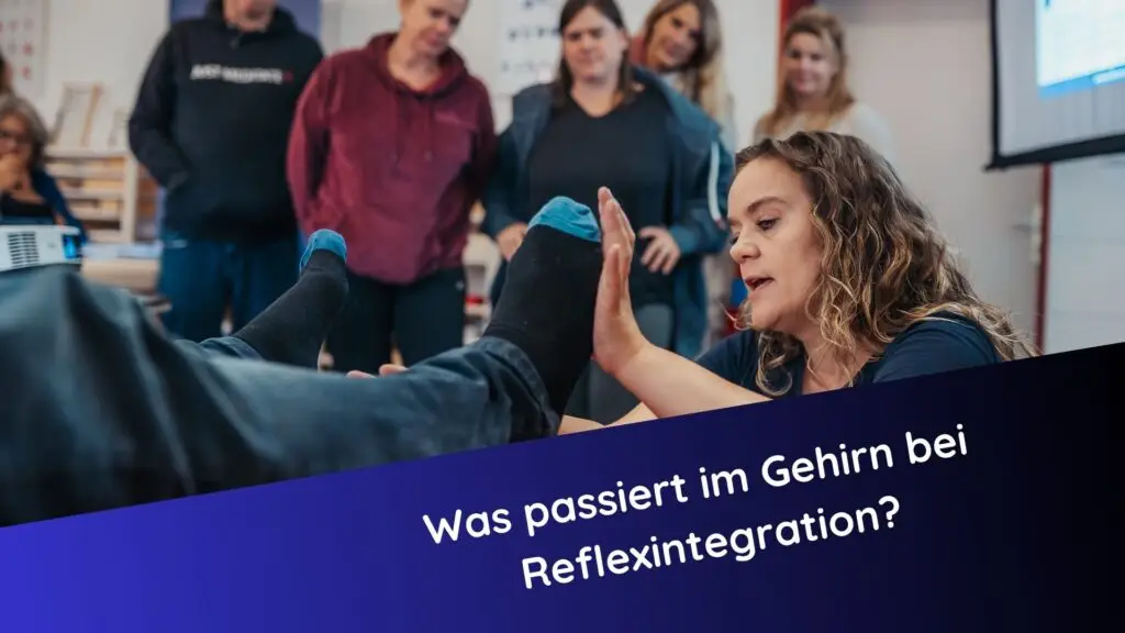 Reflexintegrationstraining im Kurs: Trainerin zeigt eine Übung mit Fußkontakt – Beispiel für sensomotorisches Gehirntraining.